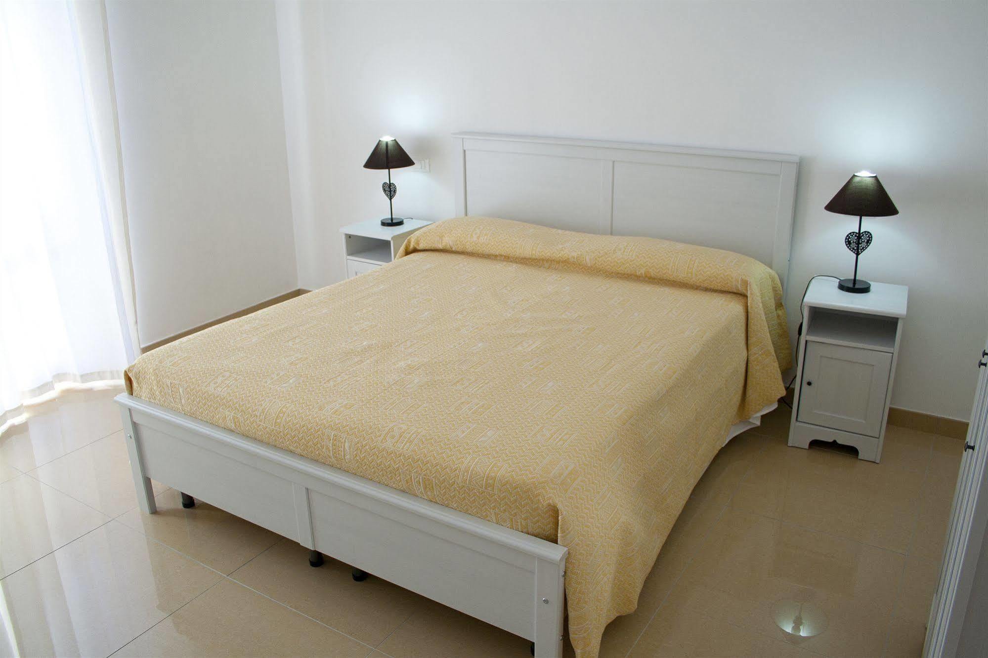 B&B Artemide เลชเช ภายนอก รูปภาพ